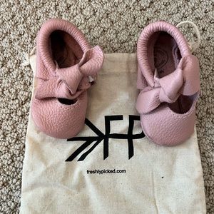 Freshly Picked Moccasins size 3 in blush